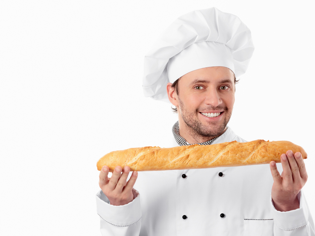Мужчина повар в костюме с батоном в руках 