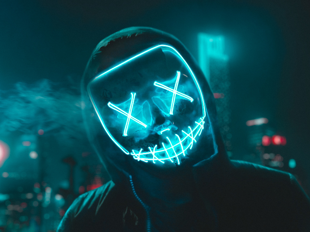 Парень в худи с неоновой маской 