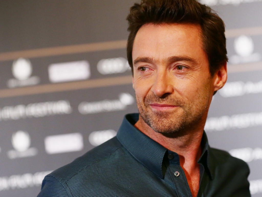 Актер Хью Джекман в черной рубашке