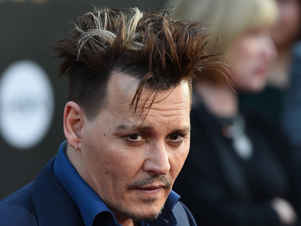 Актер Джонни Депп с модной прической