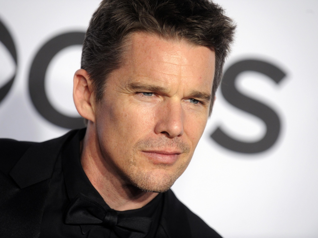 Красивый голубоглазый мужчина, актер Итан Хоук