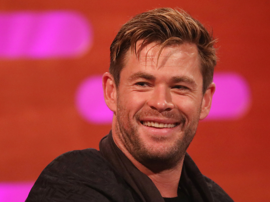 Улыбающийся мужчина актер Крис Хемсворт