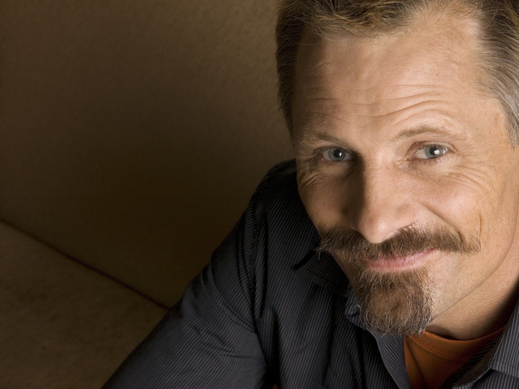 Улыбающийся мужчина,  актер Вигго Мортенсен