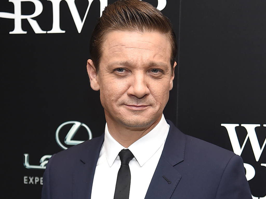 Стильный мужчина в костюме, актер Джереми Реннер