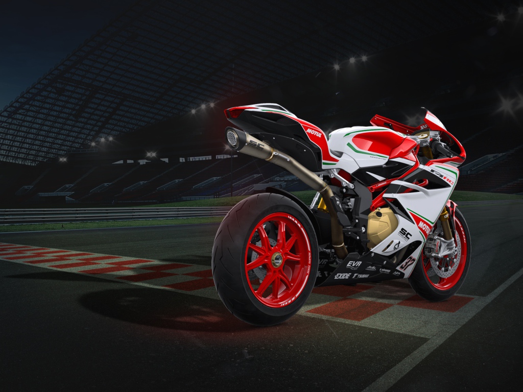 Спортивный мотоцикл Agusta F4 на гоночной трассе 