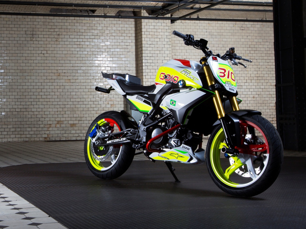 Мотоцикл BMW Concept Stunt G 310 в гараже