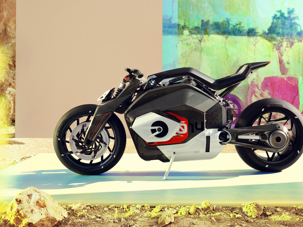 Большой мотоцикл BMW Motorrad Vision DC Roadster 2019 года у стены
