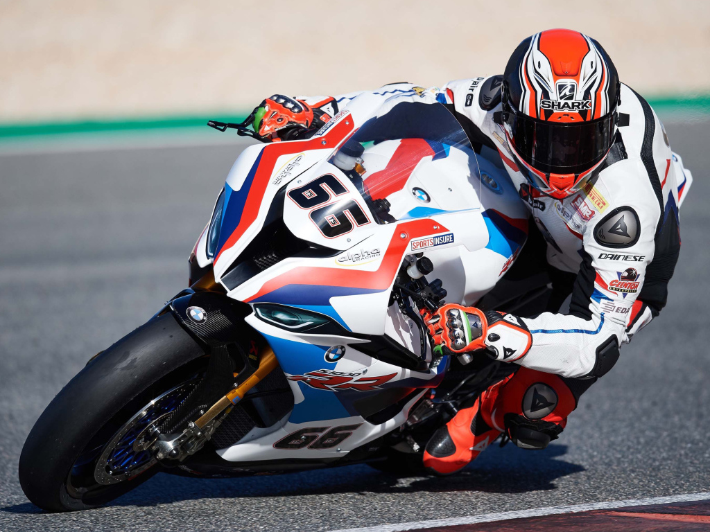 Мотогонщик на мотоцикле BMW S1000RR 2019 года