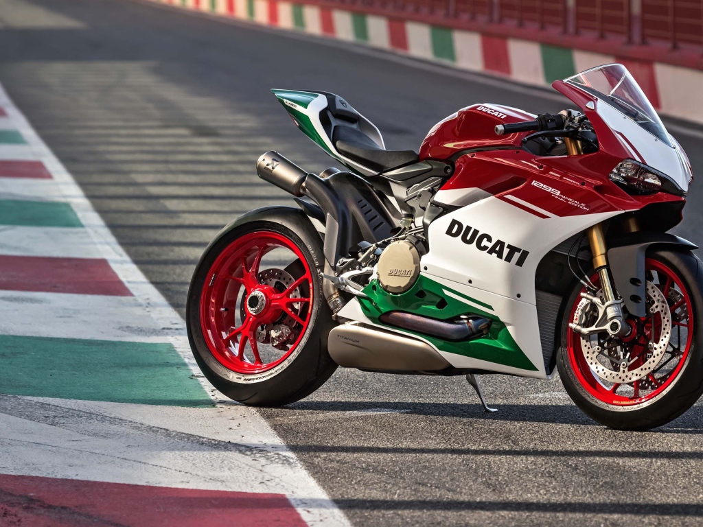 Мотоцикл Ducati 1299 на гоночной трассе