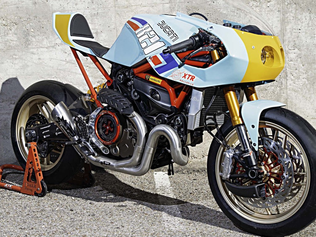 Мотоцикл  Ducati Monster 821 Pantah у стены 