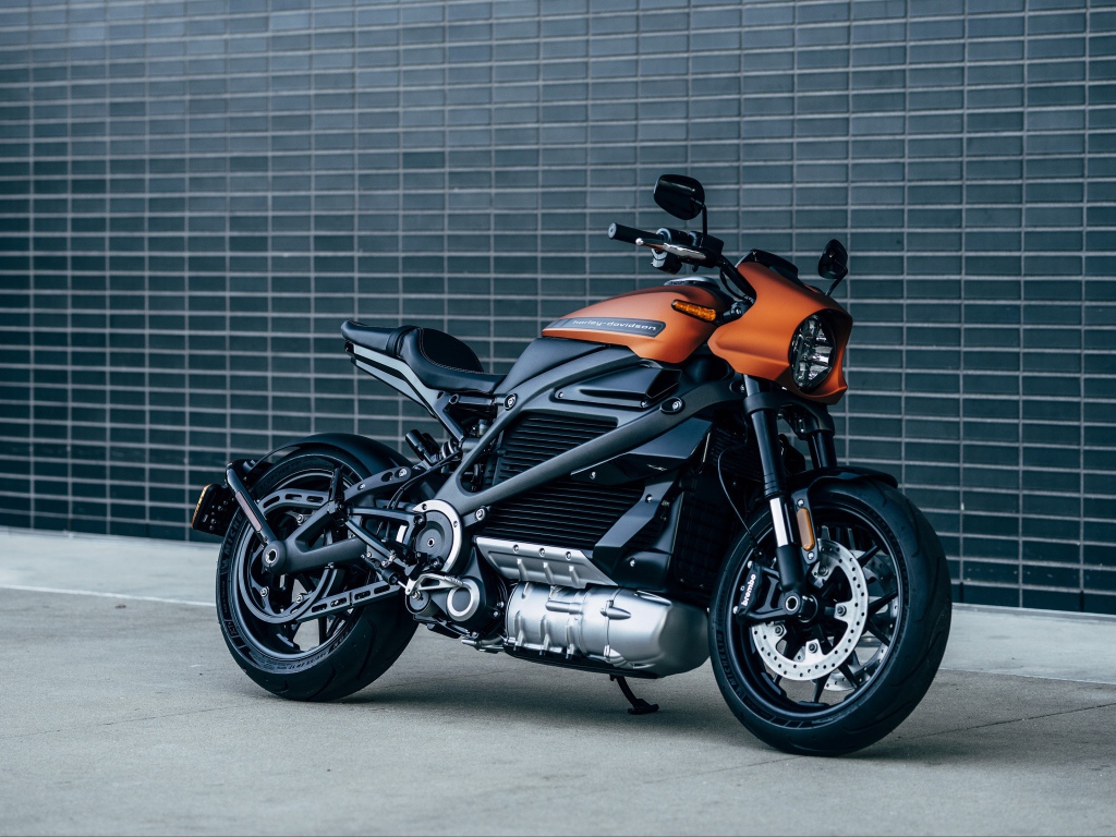 Большой мотоцикл Harley-Davidson у стены