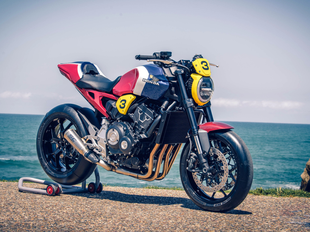 Мотоцикл  Honda CB1000R 2019 года у моря