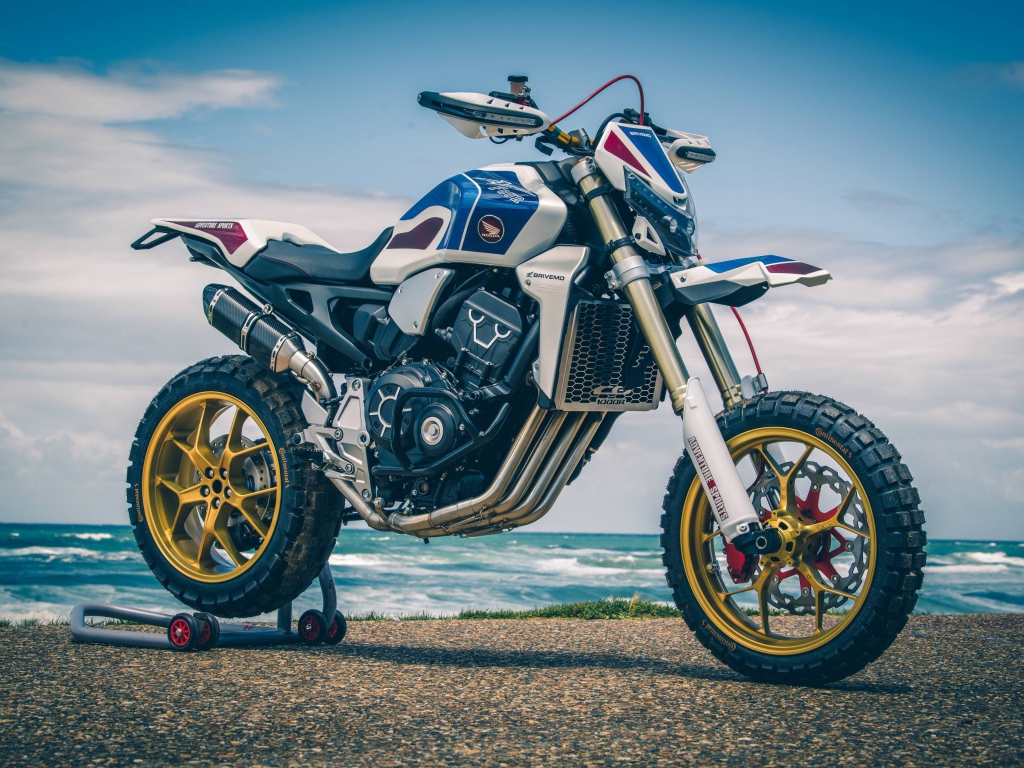 Мотоцикл Honda CB1000R 2019 года на берегу океана