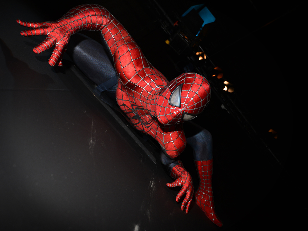 Человек паук поднимается по стене