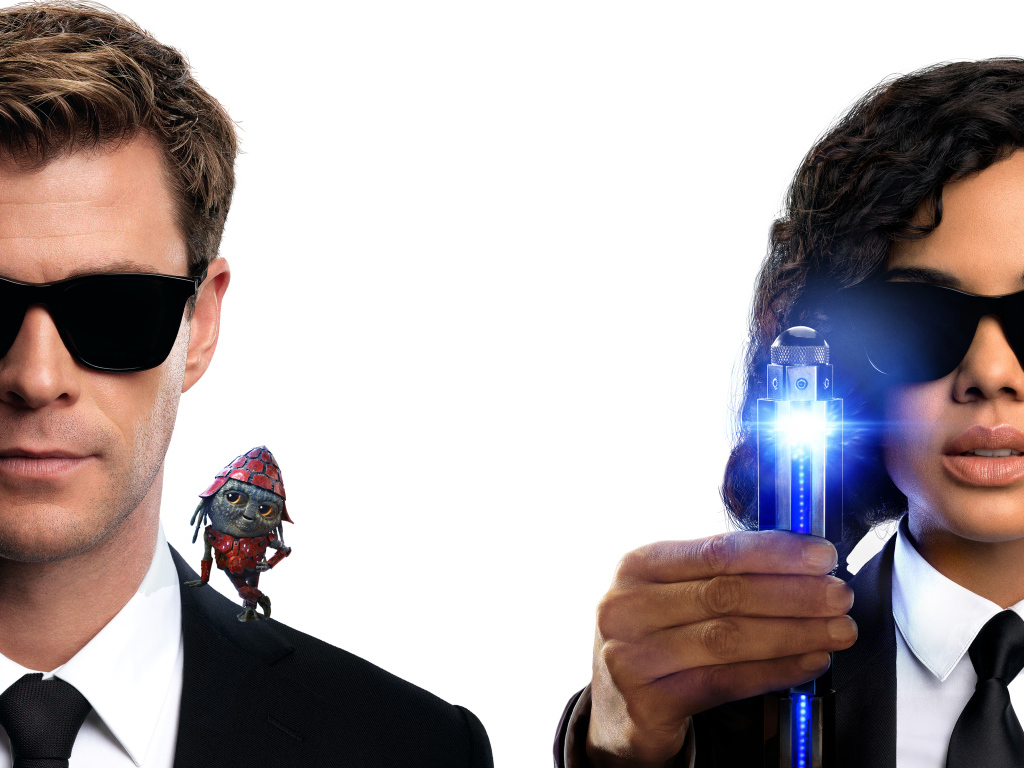 Главные герои фильма Люди в чёрном: Интернэшнл на белом фоне