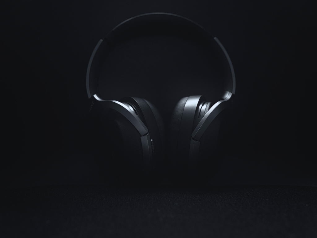 Черные большие наушники на черном фоне