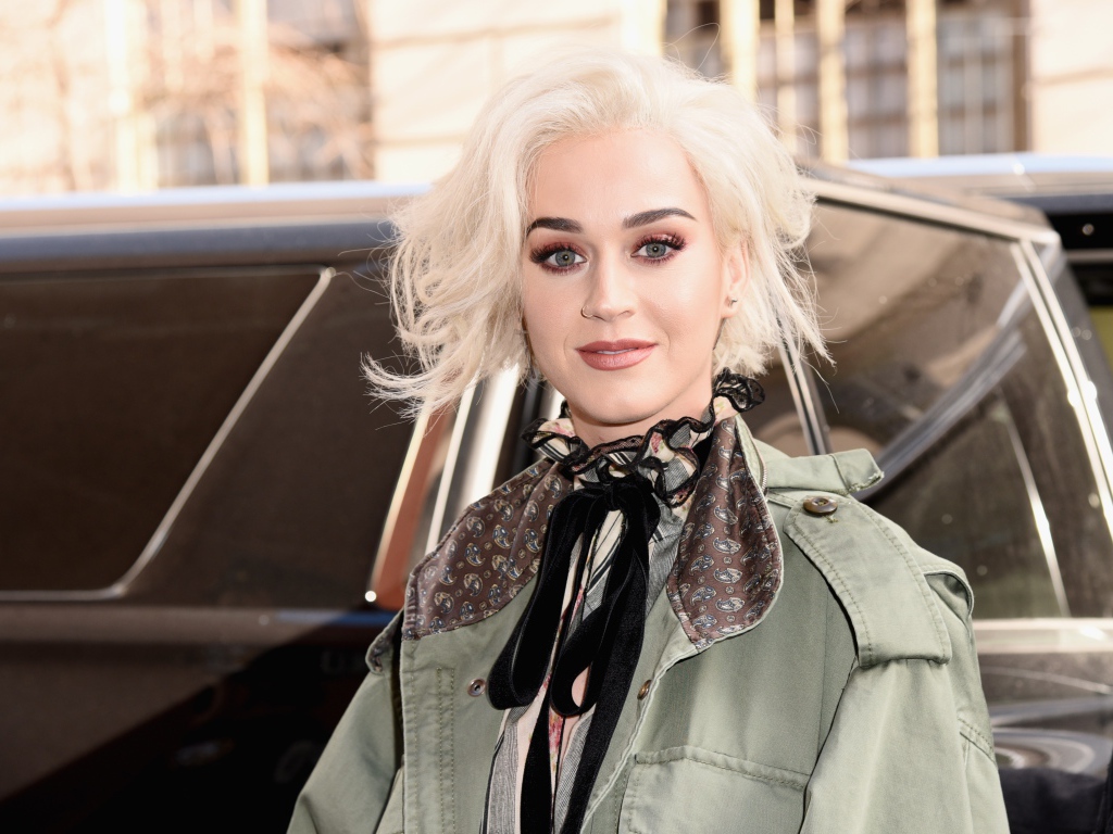 Блондинка Кэти Перри у машины