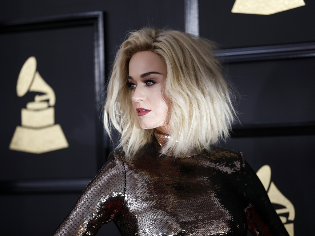 Блондинка Кэти Перри в блестящем платье