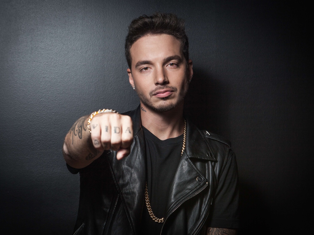 Колумбийский певец Джей Бальвин в черной кожаной куртке