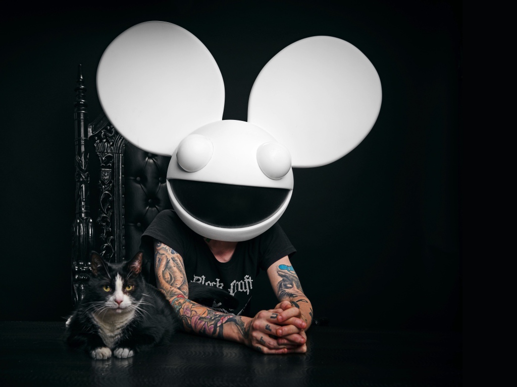 Диджей Дедмаус с котом на черном фоне