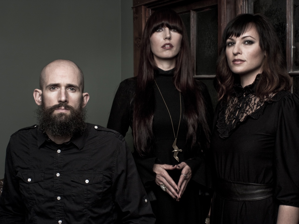 Участники музыкальной группы Ides Of Gemini в черных нарядах