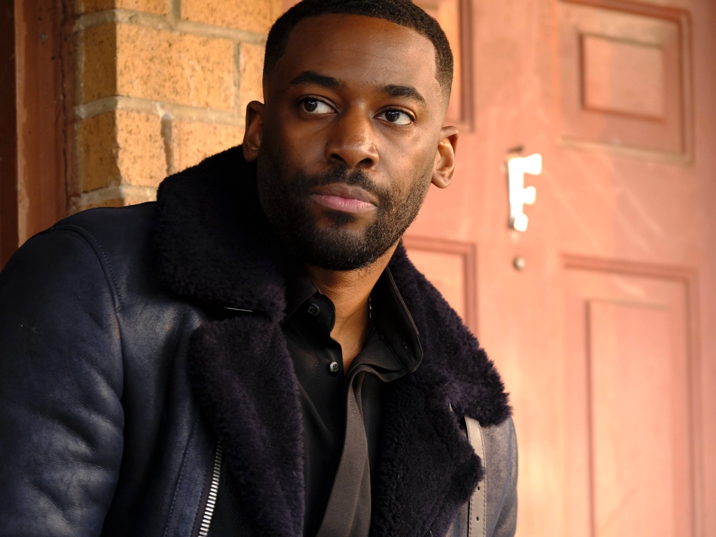 Музыкант Эшли Томас в черной куртке