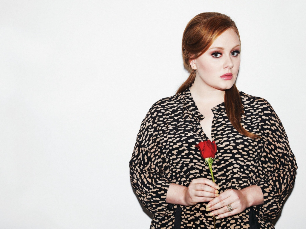 Певица Адель с красной розой в руке