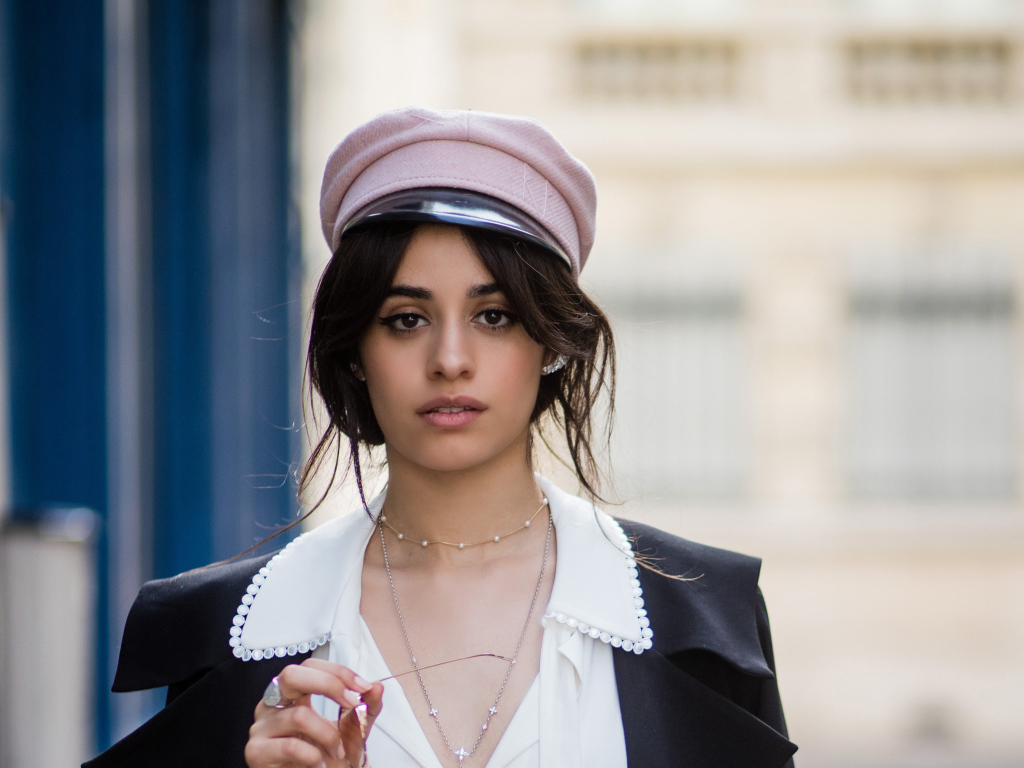 Певица Камила Кабельо в кепке