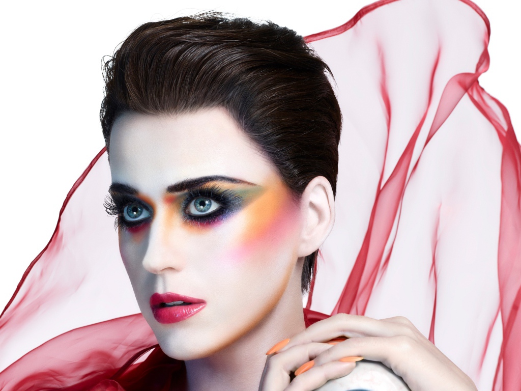 Певица Кэти Перри с ярким макияжем