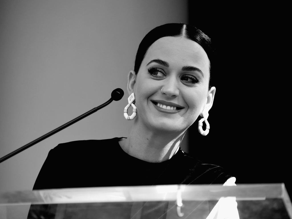 Улыбающаяся девушка певица Кэти Перри 