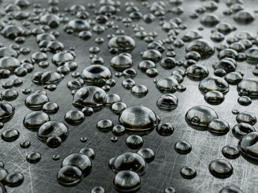 Много капель на серой железной поверхности 