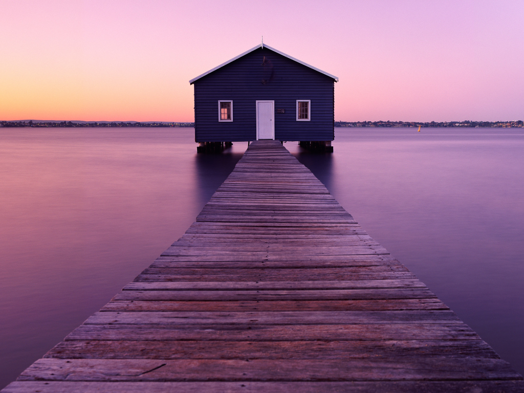 Мост с домом на воде под красивым небом