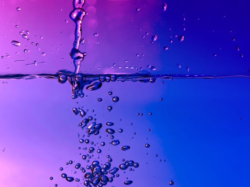 Пузыри в воде на синем фоне