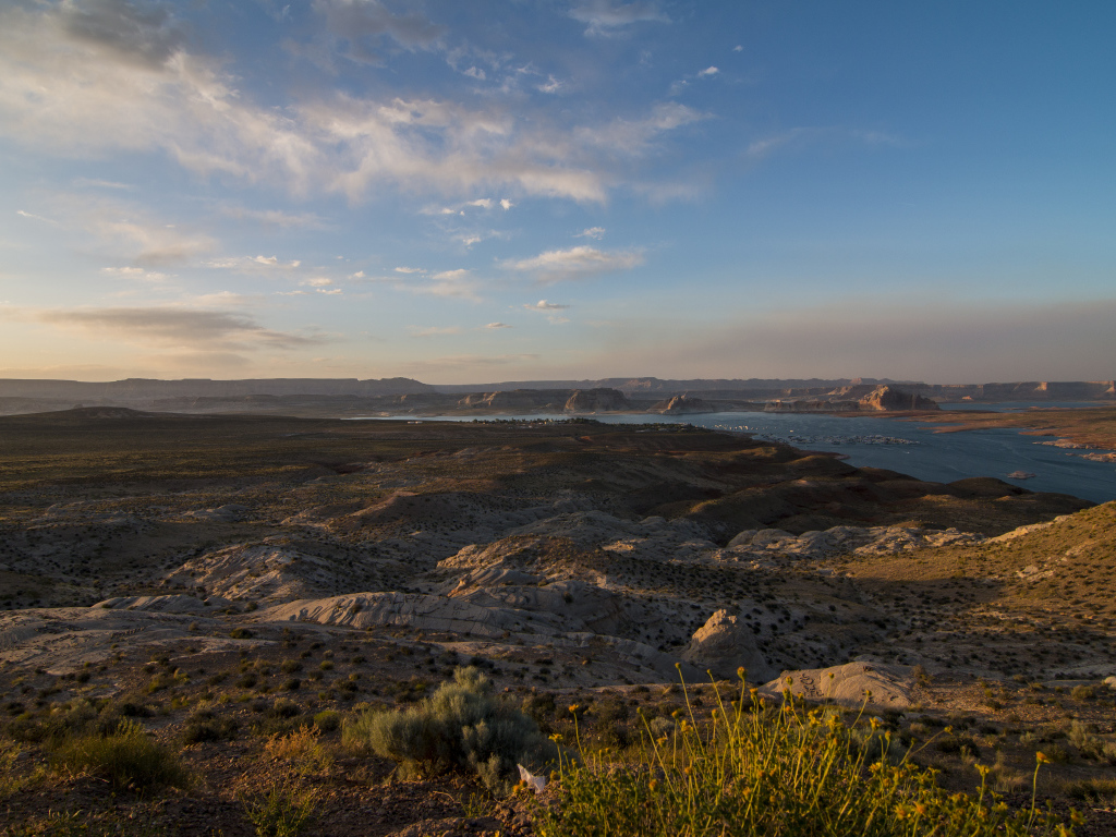 Холмы у реки под голубым небом