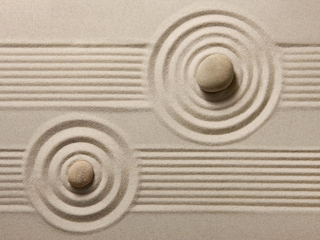 Японский сад камней на белом песке