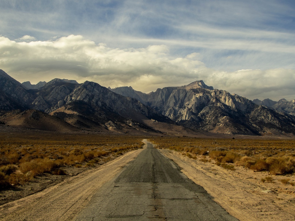 Длинная безлюдная дорога уходит в горы