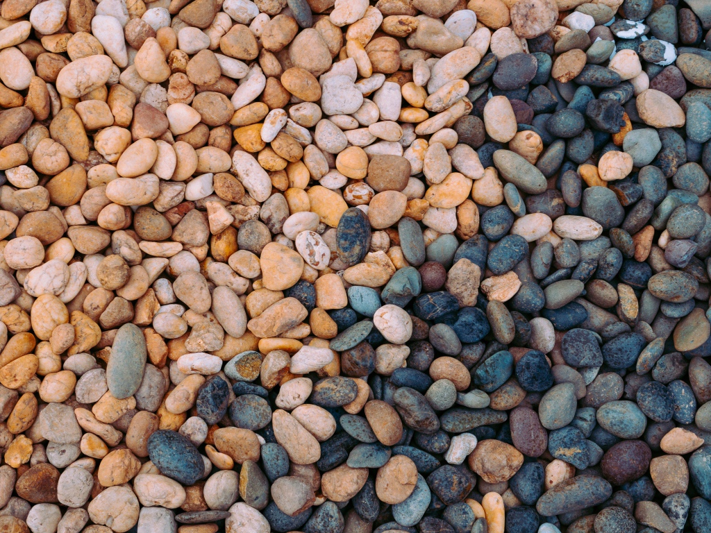 Много мелких разноцветных камней 