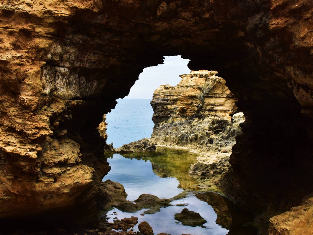 Проход в пещере в море