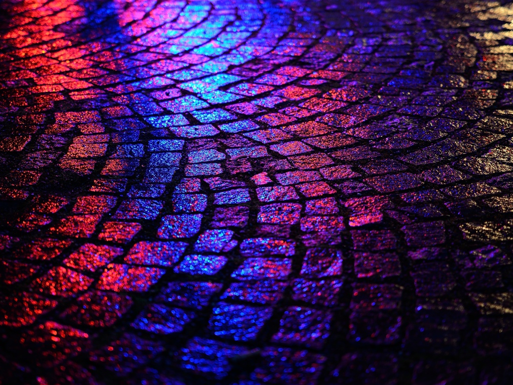 Мокрая брусчатка в неоновом свете 