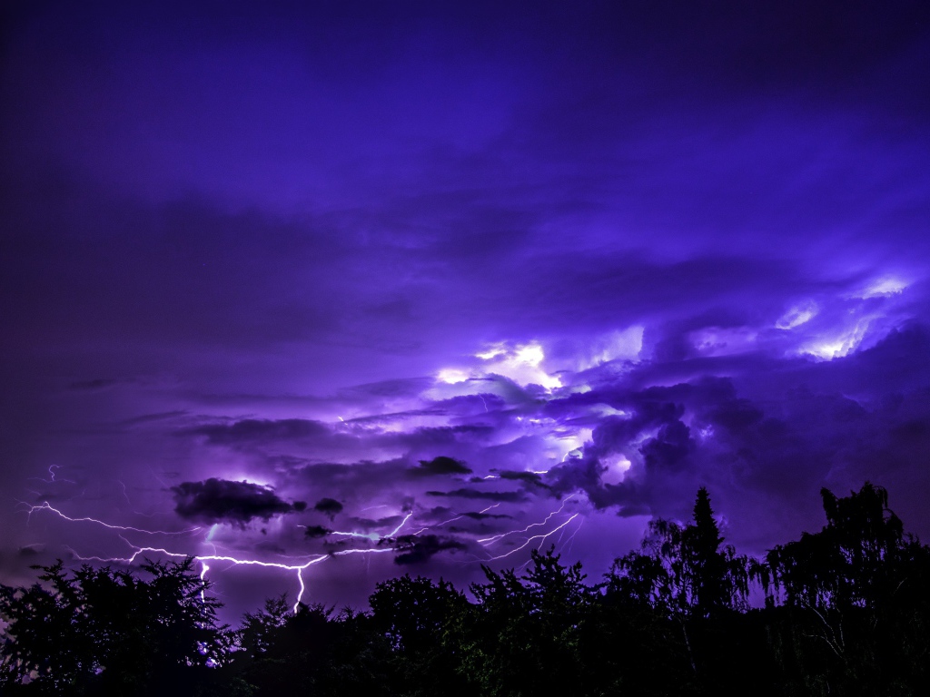 Белая молния в красивом фиолетовом небе