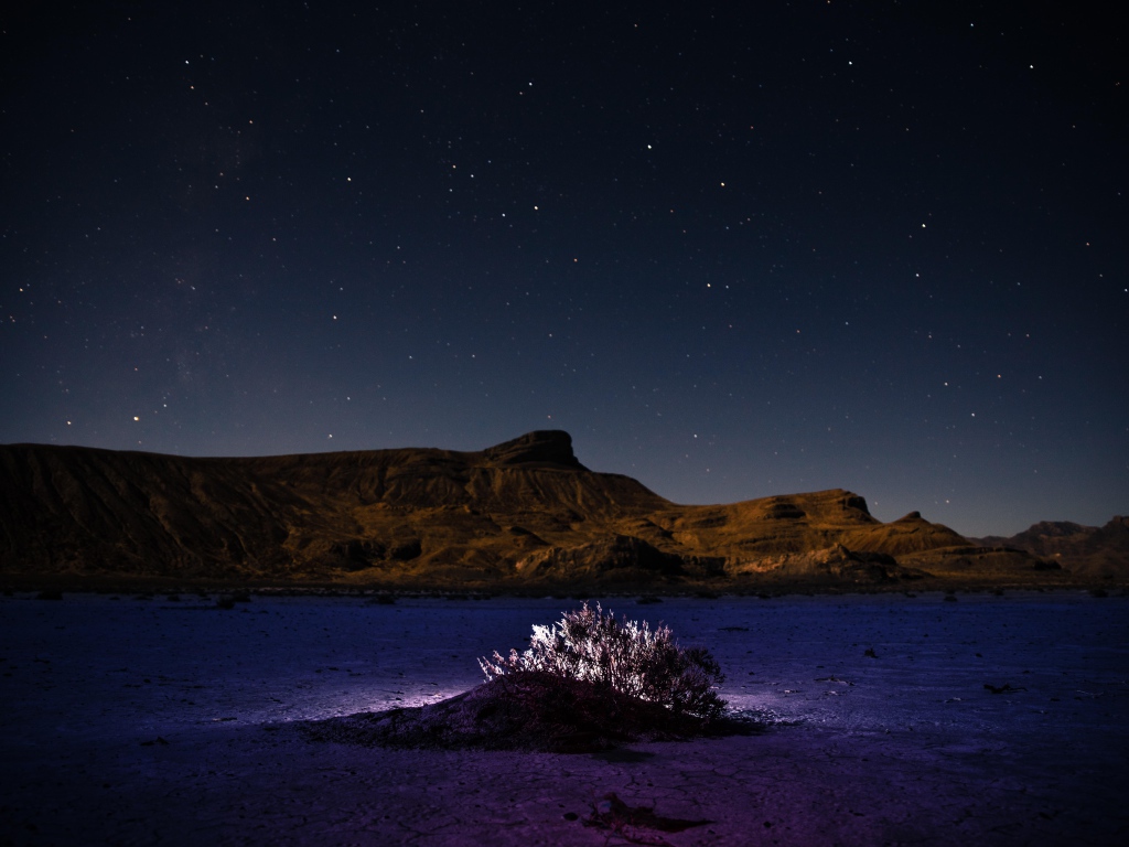 Пустыня у гор под звездным небом ночью
