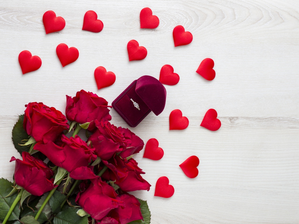 Букет красных роз с красными сердечками и коробочкой с кольцом