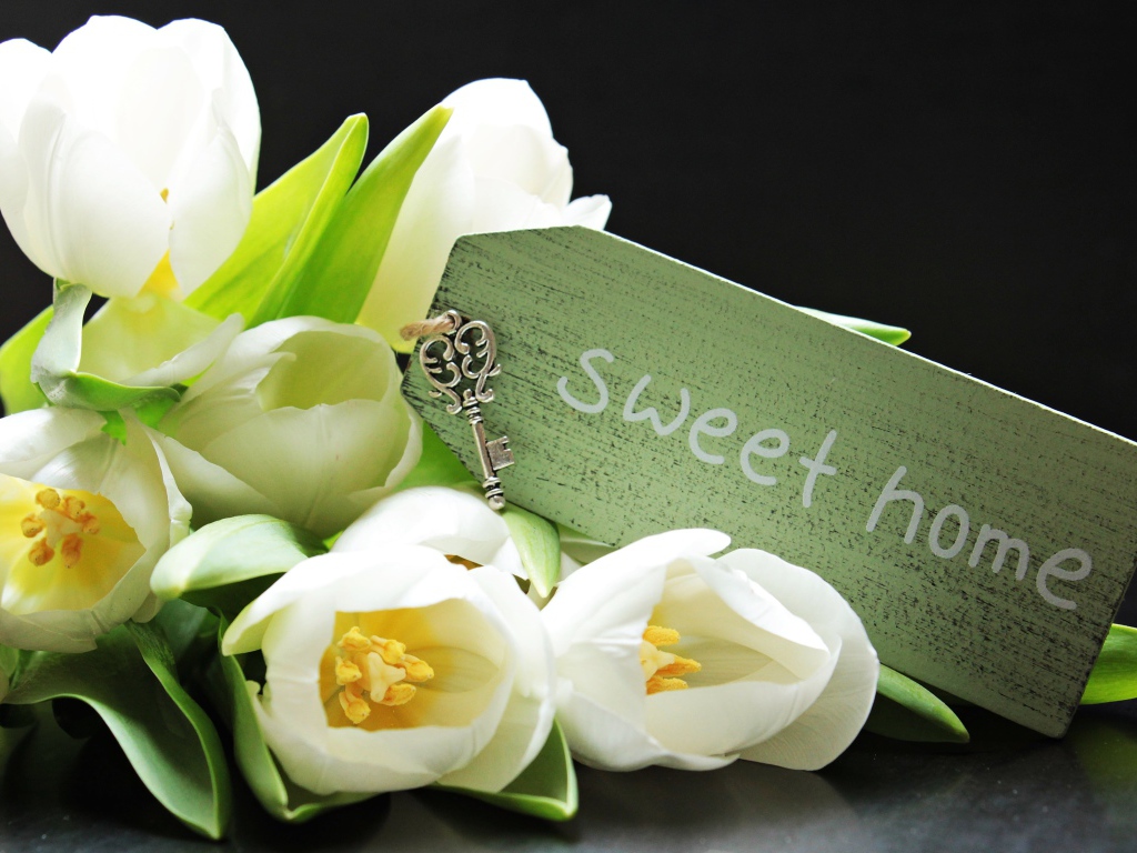 Букет белых тюльпанов с надписью и маленьким ключом