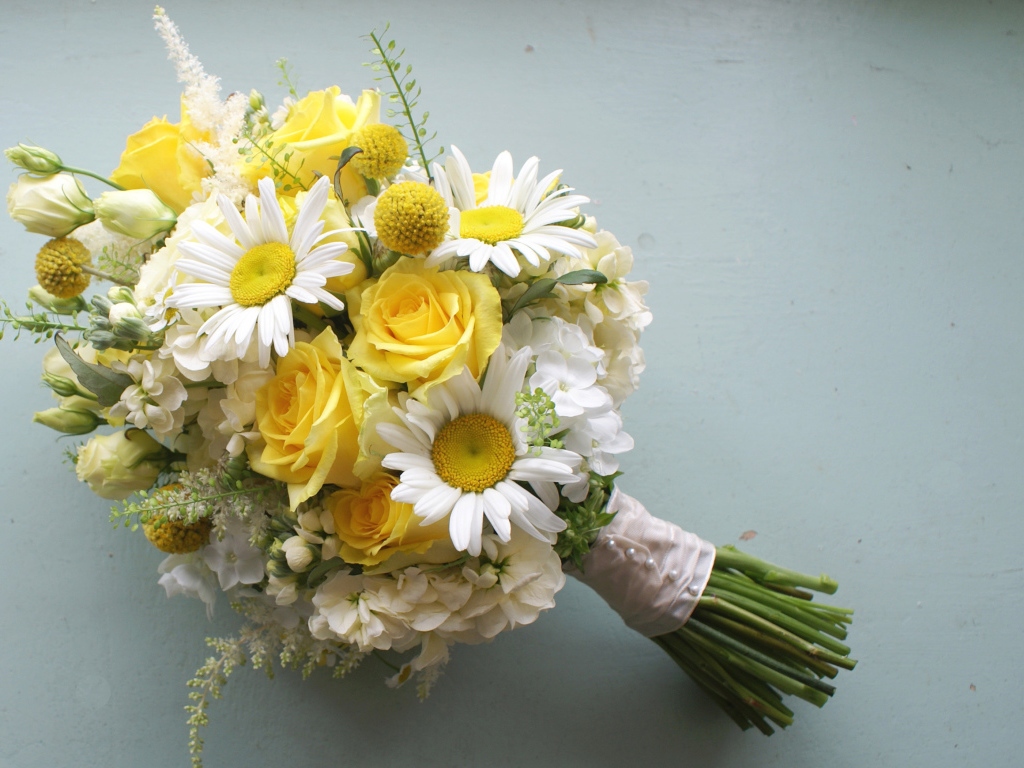 Красивый букет цветов на сером фоне