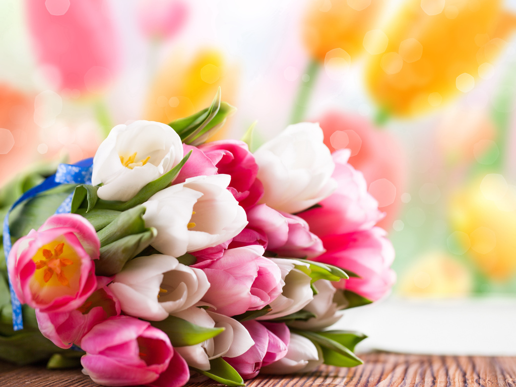 Красивый букет розовых и белых тюльпанов на столе