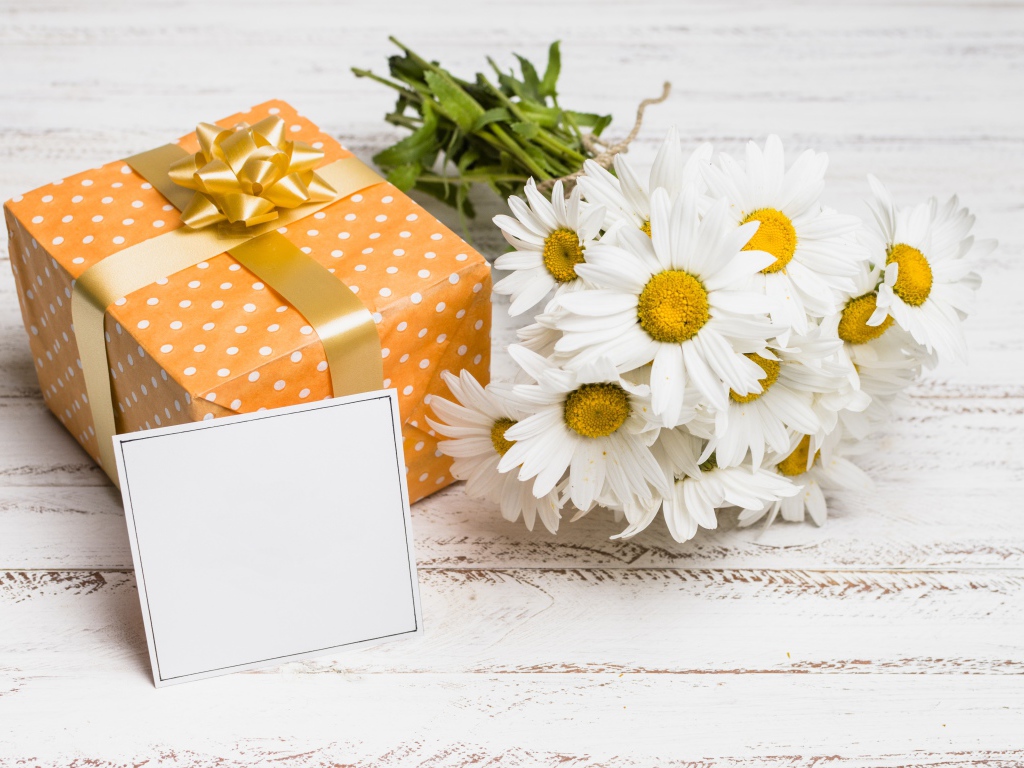 Букет ромашек с подарком и шаблоном для открытки 