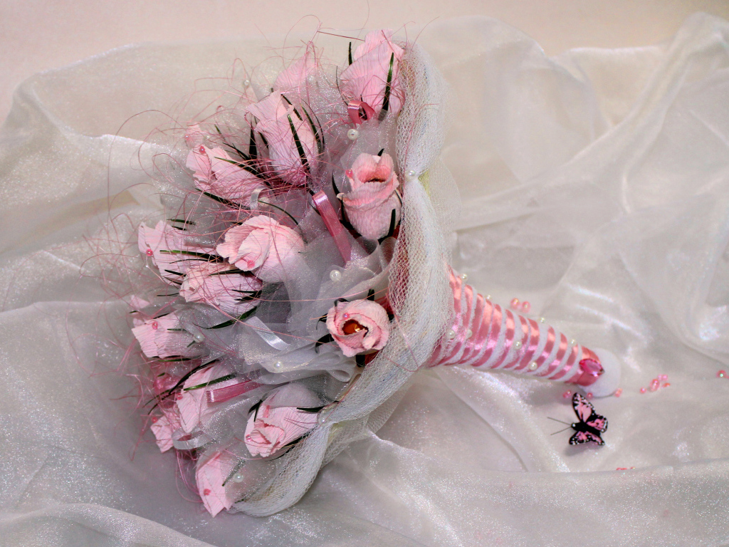 Букет розовых роз из бумаги с конфетами 
