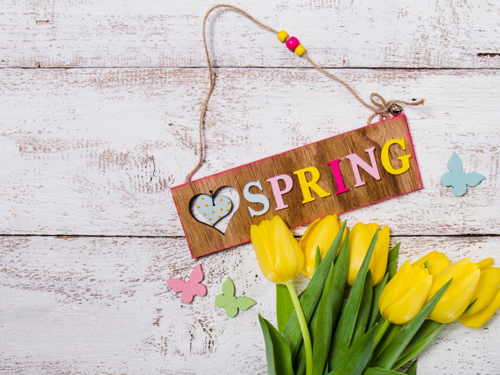 Букет желтых тюльпанов на деревянном фоне с надписью Весна 