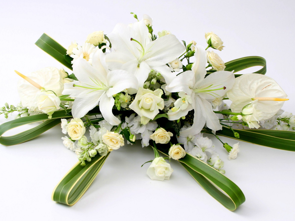 Букет с белыми розами, каллами, гвоздиками  и лилиями 