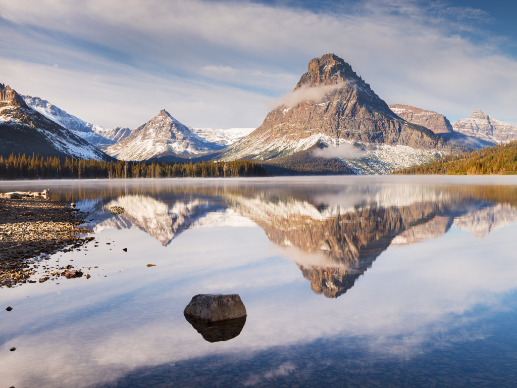Величественные горы отражаются в прозрачной воде